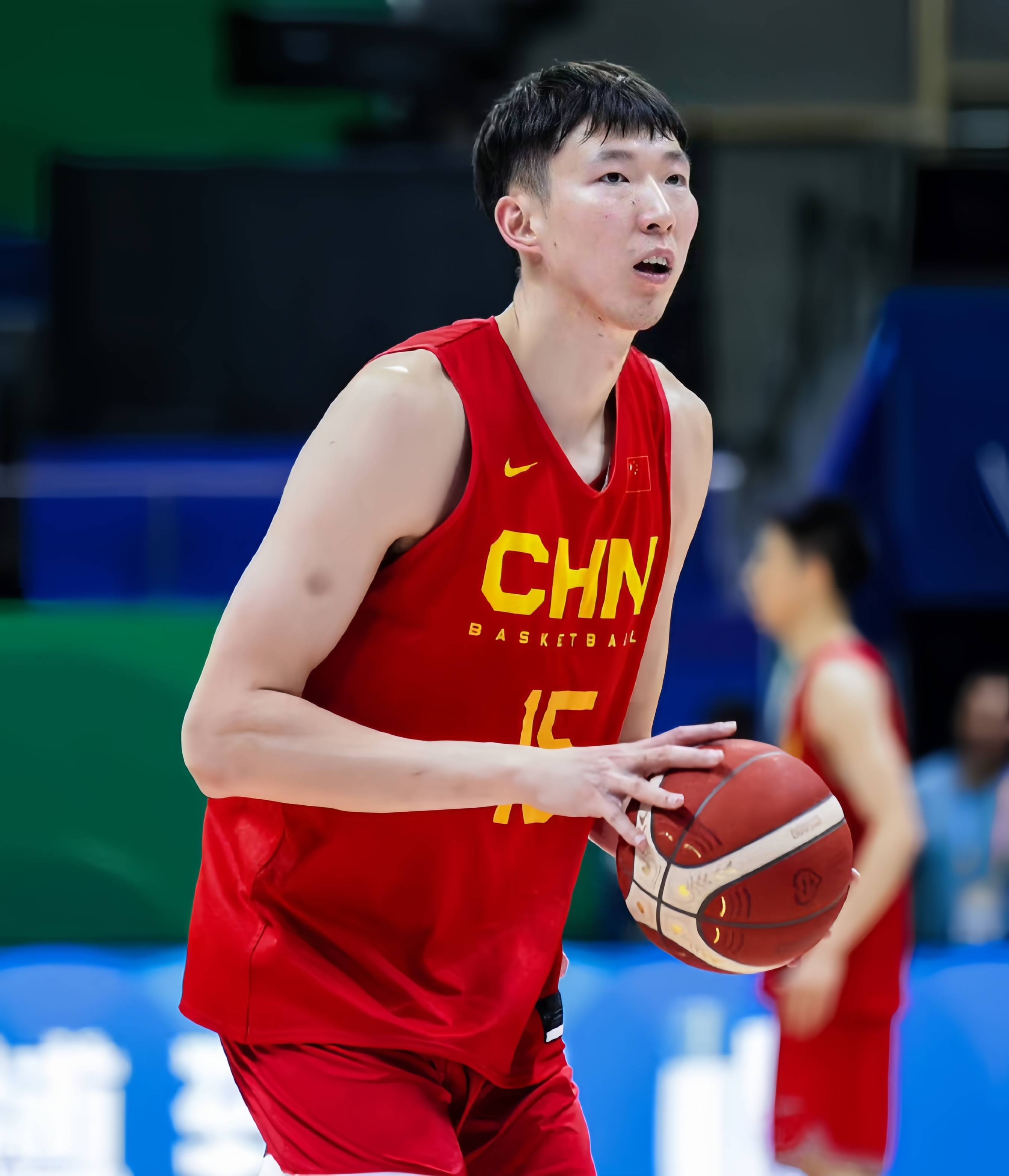 CBA球员集训备战,展现团队合作精神